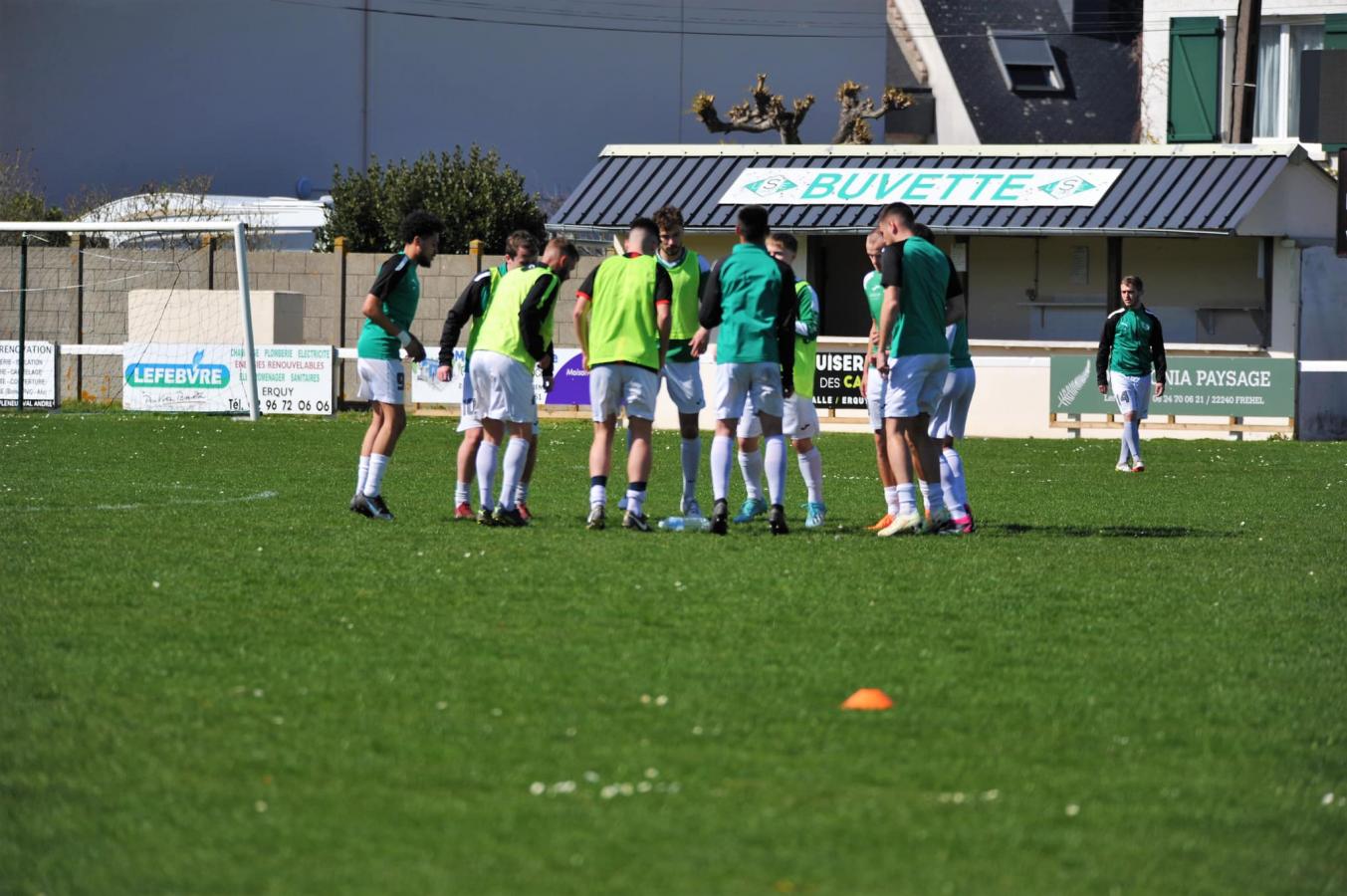 R3 Poule D - 16ème journée :
✅️ US Erquy 4 - 1 FC Plérin B
👉⚽Clément GARRET + ⚽ (x2) Arthur GUIARD + ⚽Arnaud GRICOURT