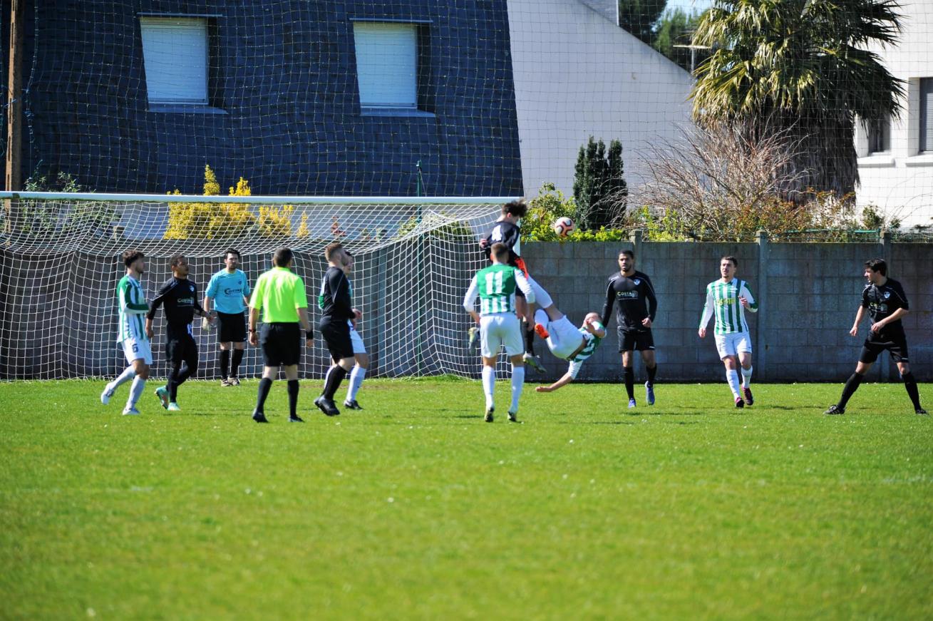 R3 Poule D - 16ème journée :
✅️ US Erquy 4 - 1 FC Plérin B
👉⚽Clément GARRET + ⚽ (x2) Arthur GUIARD + ⚽Arnaud GRICOURT