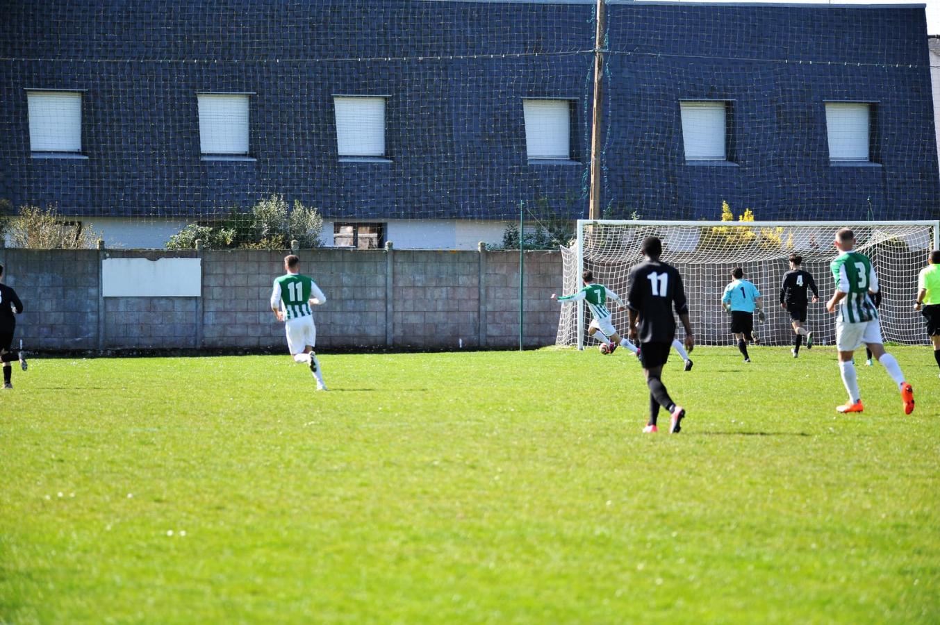R3 Poule D - 16ème journée :
✅️ US Erquy 4 - 1 FC Plérin B
👉⚽Clément GARRET + ⚽ (x2) Arthur GUIARD + ⚽Arnaud GRICOURT