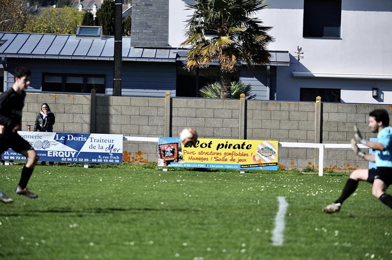 R3 Poule D - 16ème journée :
✅️ US Erquy 4 - 1 FC Plérin B
👉⚽Clément GARRET + ⚽ (x2) Arthur GUIARD + ⚽Arnaud GRICOURT