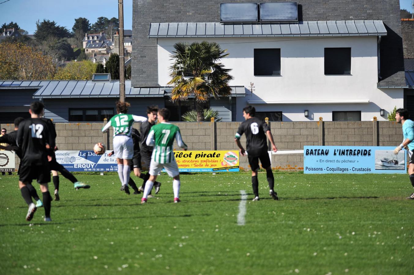 R3 Poule D - 16ème journée :
✅️ US Erquy 4 - 1 FC Plérin B
👉⚽Clément GARRET + ⚽ (x2) Arthur GUIARD + ⚽Arnaud GRICOURT